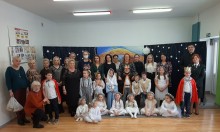 Dzieci występujące w Jasełkach wraz z gośćmi oraz Radą Pedagogiczną