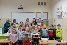 Uczniowie SP w Głębokiem  wraz z gronem pedagogicznym oraz  edukatorem PSŁ